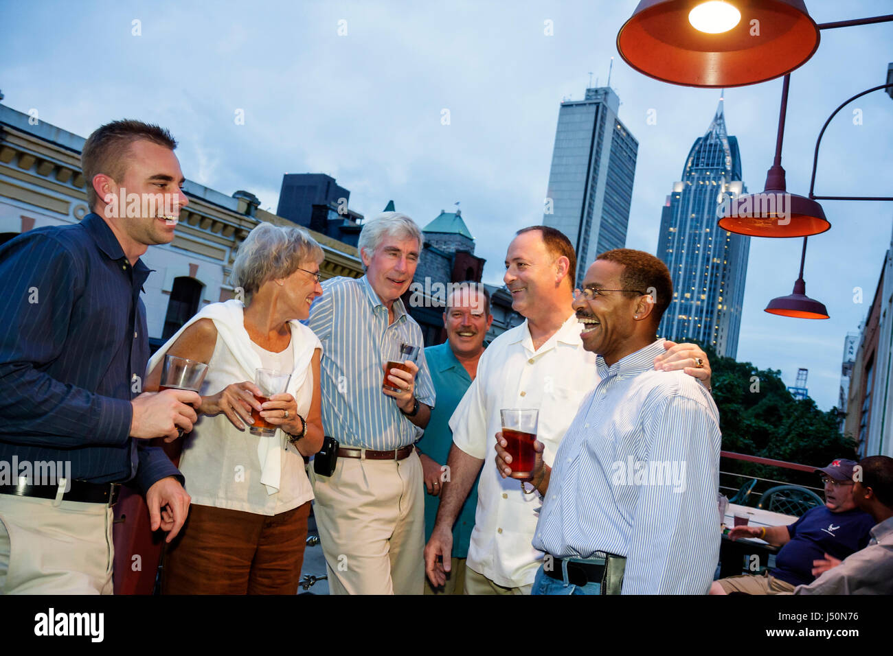 Alabama, Mobile County, Mobile, Dauphine Street, Nachtabend, die Firma „The The The The The“, Restaurants, Restaurants, Restaurants, Restaurants, Restaurants, Cafés, Gruppen, Mitarbeiter, empl Stockfoto