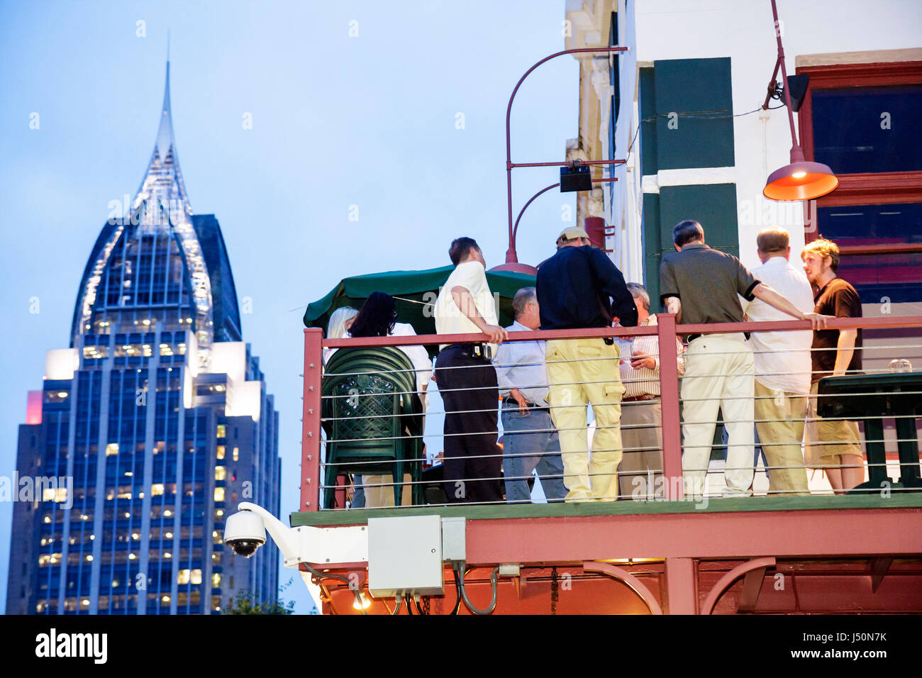 Alabama Mobile County, Mobile, Dauphine Street, Nachtleben abends nach Einbruch der Dunkelheit, die Firma „The The The The The The“, Restaurant, Restaurants, Restaurants, Essen, Essen und Trinken Stockfoto