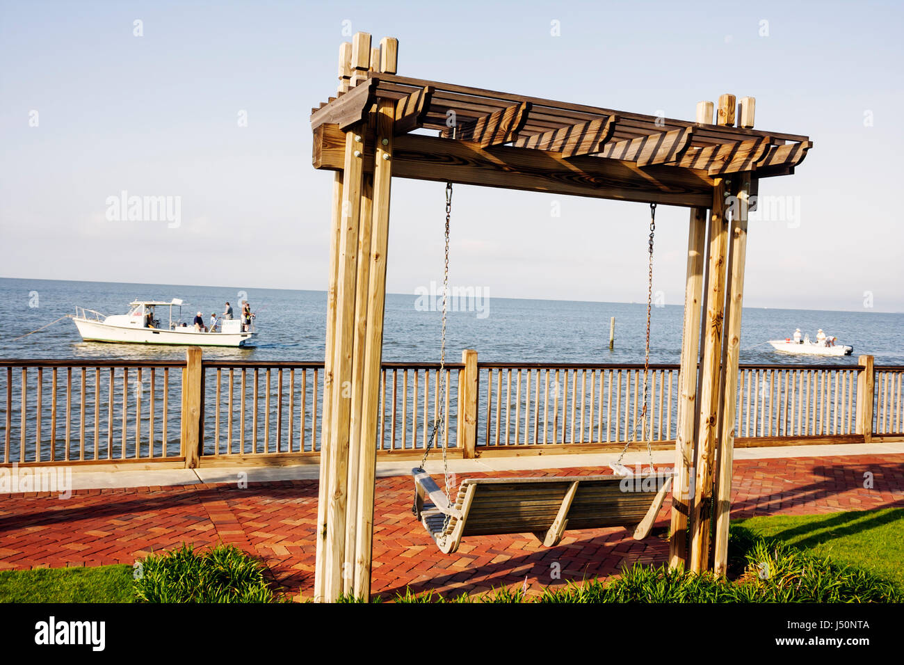 Alabama Baldwin County, Point Clear, Grand Hotel Marriott Resort, Hotelhotels Unterkunft Inn Motel Motels, Mobile Bay Water, Schaukel, Love Seat, Fischerboote, vi Stockfoto