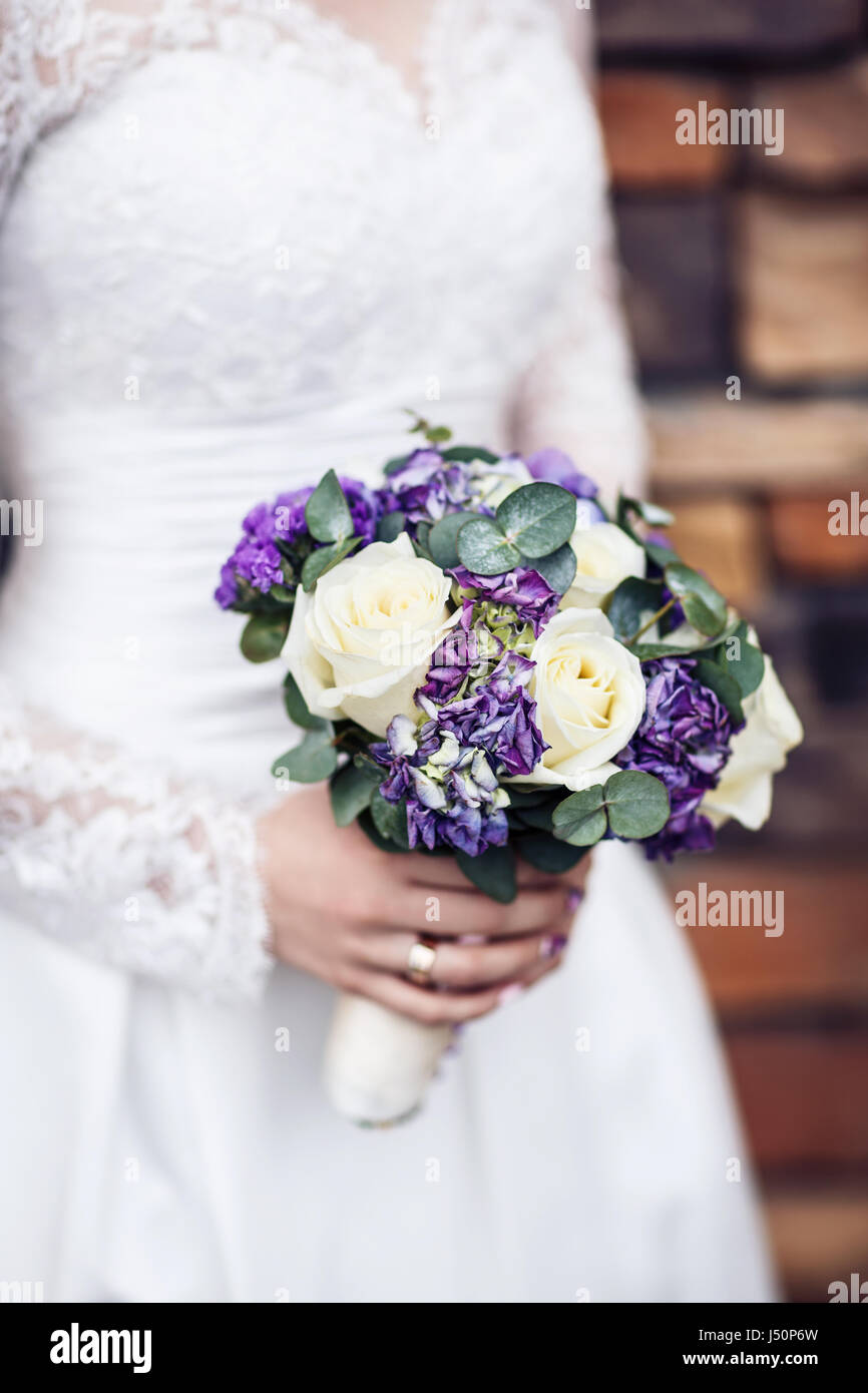 Schöne lila Hochzeit Blumenstrauß in Händen. Den Brautstrauß. Stockfoto