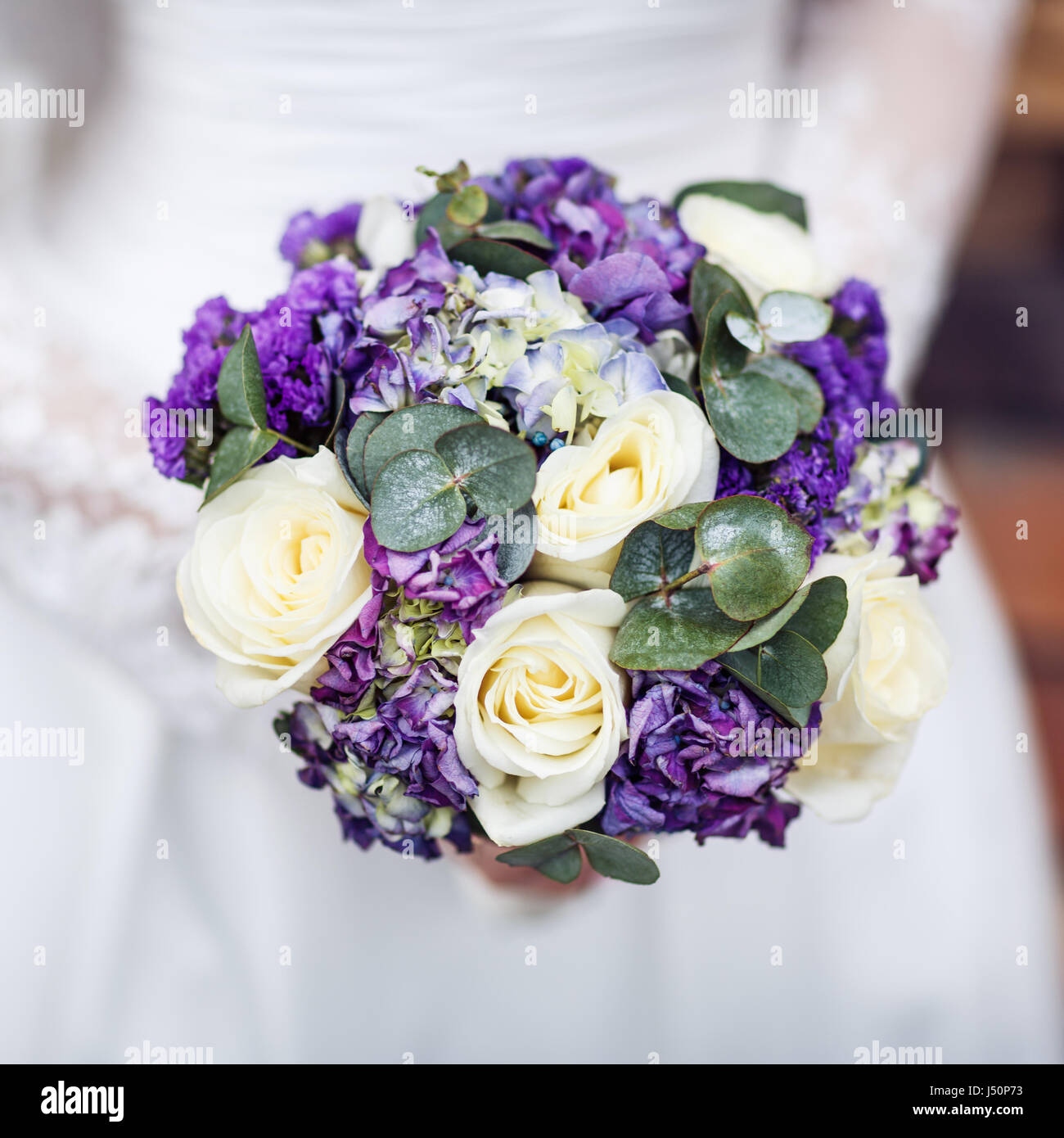 Schöne lila Hochzeit Blumenstrauß in Händen. Den Brautstrauß. Stockfoto