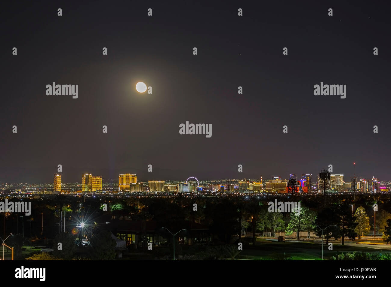 Las Vegas, Nevada, USA - 13. Mai 2017: Mondaufgang über den Lichtern der Las Vegas Strip in Southern Nevada. Stockfoto
