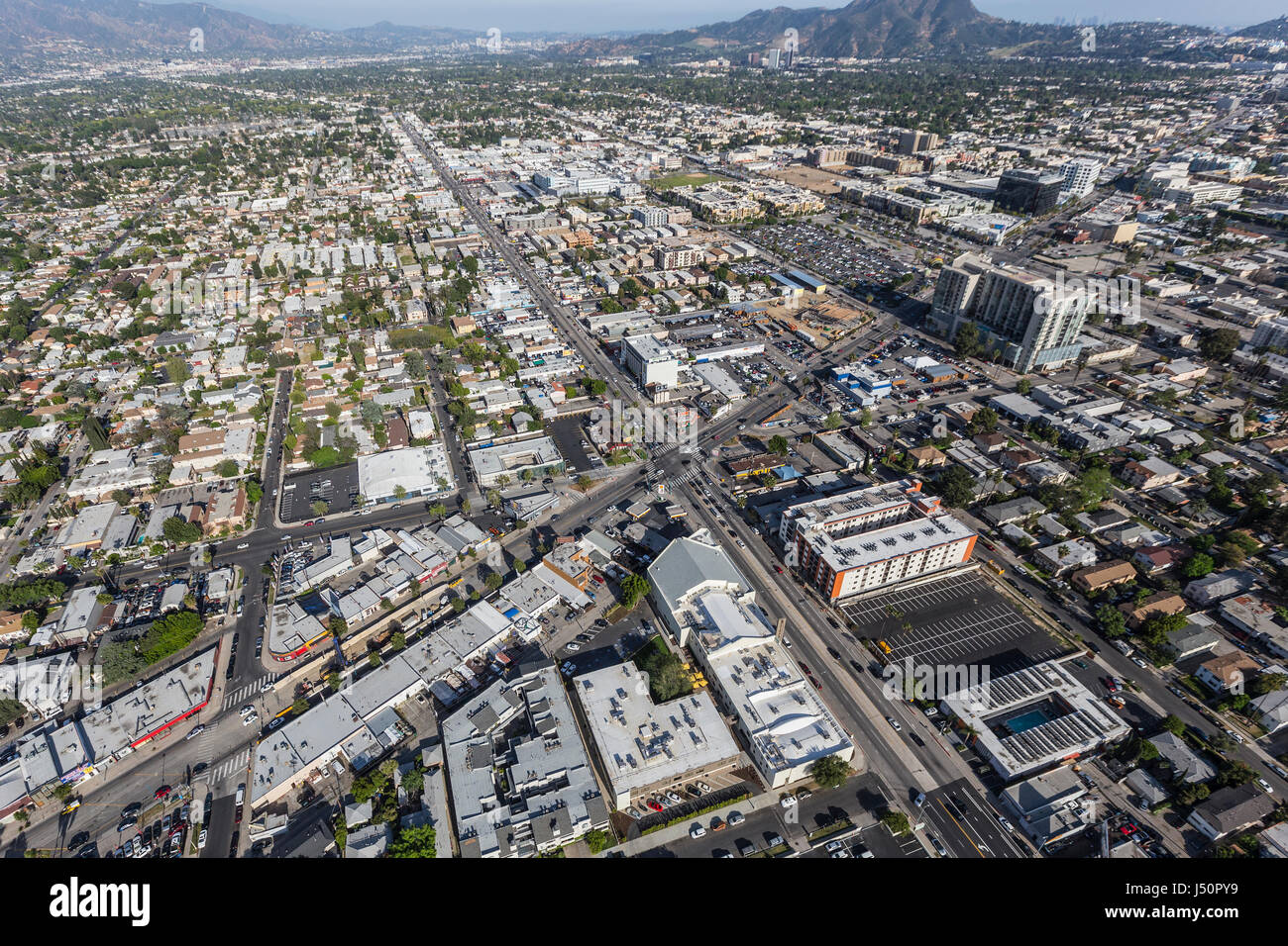 Los Angeles, Kalifornien, USA - 12. April 2017: Luftaufnahme des Lankershim und Burbank Blvds im Bereich North Hollywood des San Fernando Valley. Stockfoto