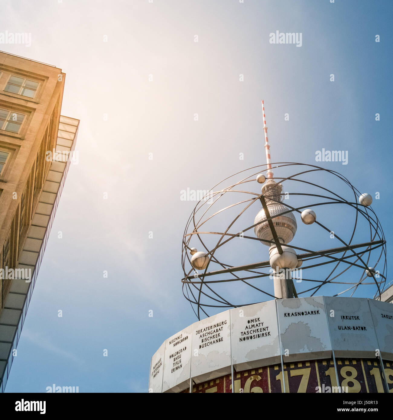 TV-Turm (Fernsehturm) und der Weltzeituhr in Berlin Stockfoto