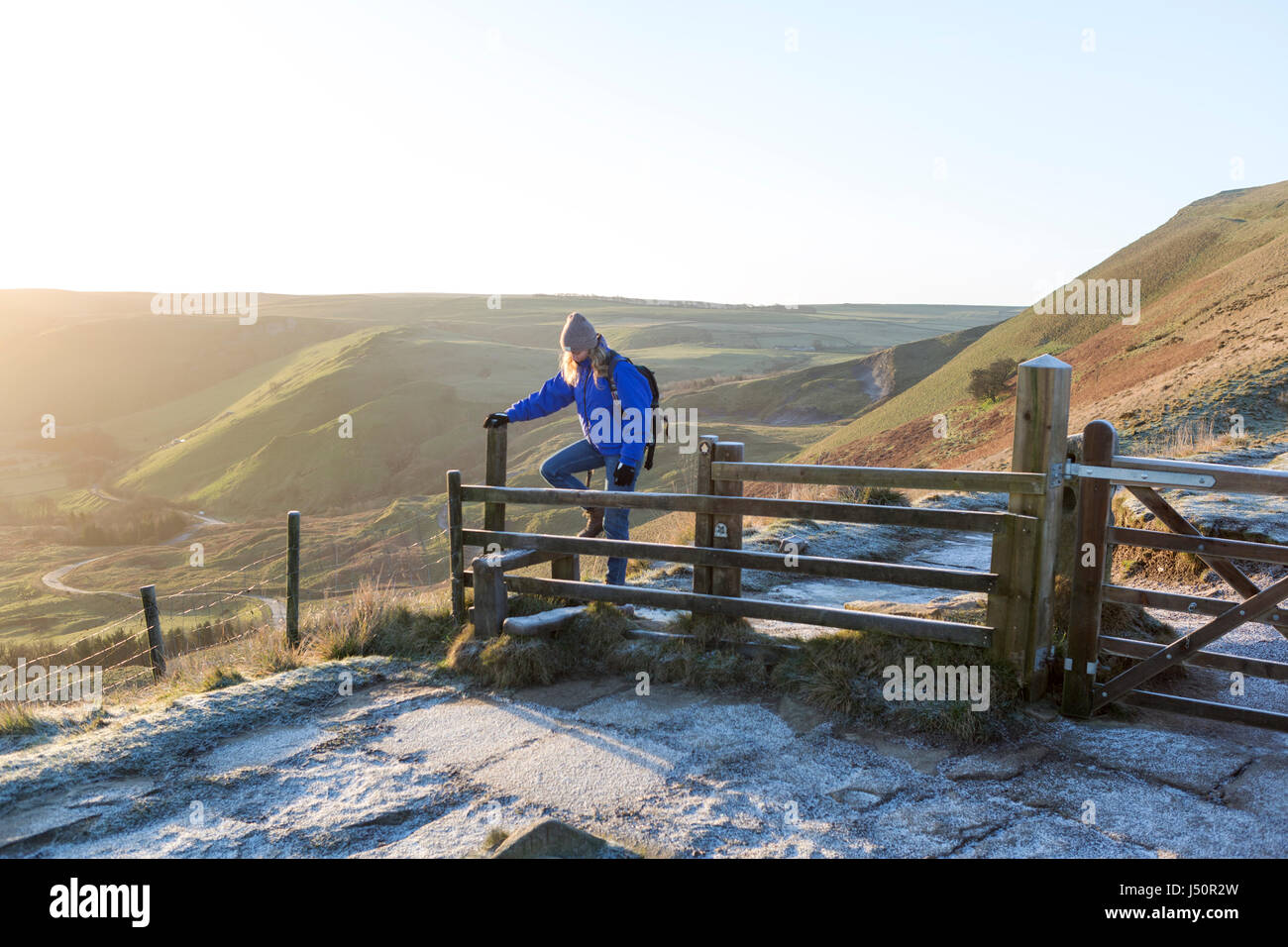 Eine Gehhilfe, einen Stil auf dem Mam Tor Grat zu verhandeln. Stockfoto