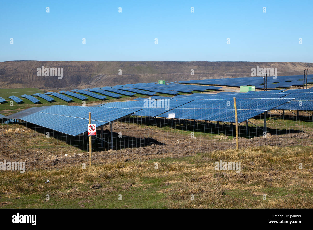 SolarPark neben Tagebau Kohle abbauen mit sauberen Ökostrom von Solarstrom im Gegensatz zu destruktiven Tagebau Kohleförderung Stockfoto