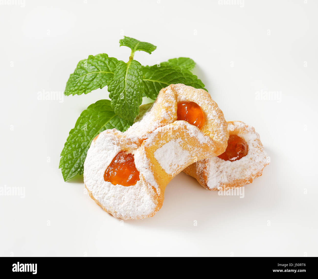 Tee-Kuchen mit Aprikosen Marmelade Befüllen auf weißem Hintergrund Stockfoto