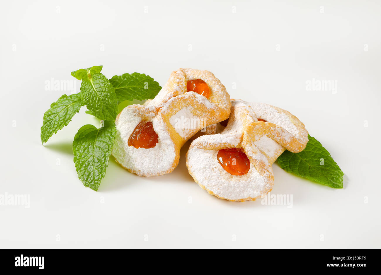 Tee-Kuchen mit Aprikosen Marmelade Befüllen auf weißem Hintergrund Stockfoto