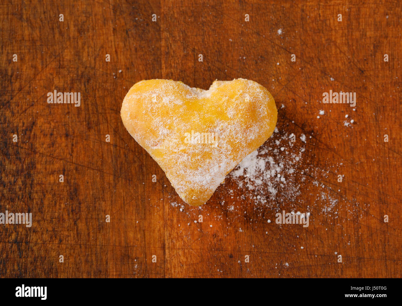 Cookie auf hölzernen Hintergrund in Herzform Stockfoto