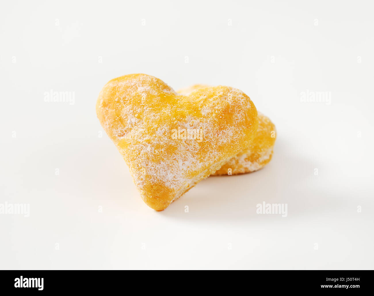 zwei herzförmige Cookies auf weißem Hintergrund Stockfoto