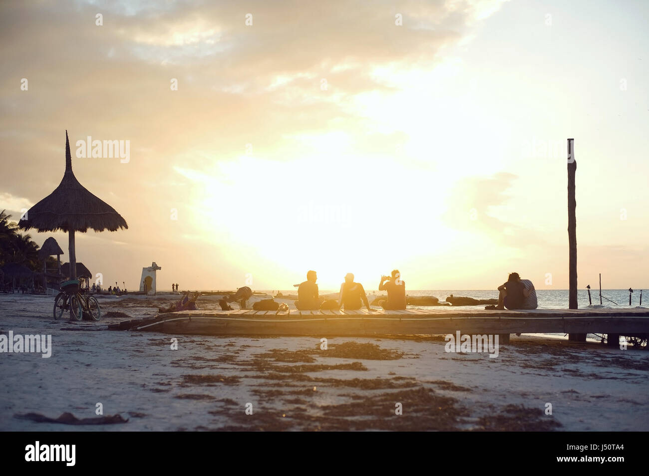 Sonnenuntergang Ona Strand mit Menschen Stockfoto