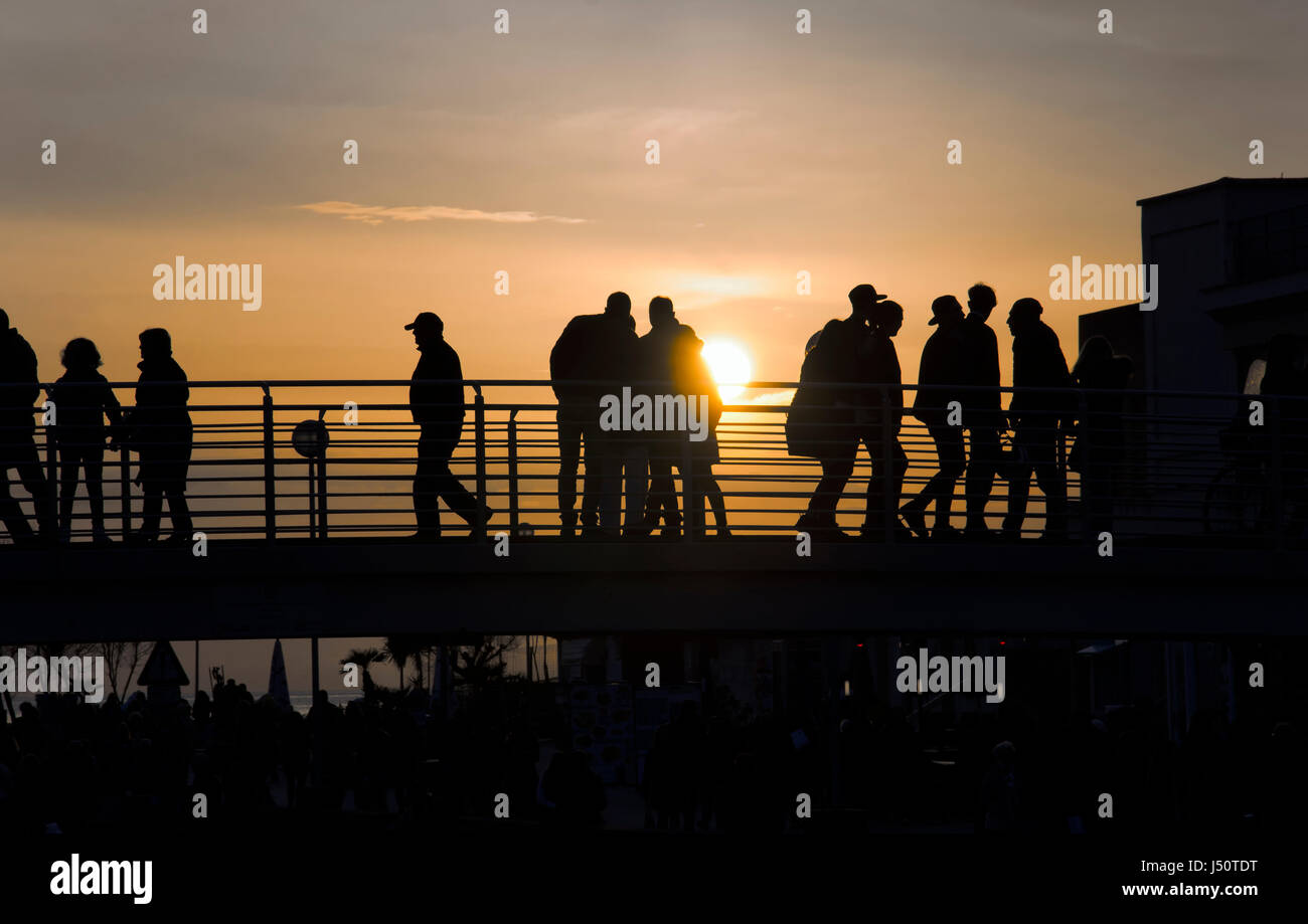 Blick auf Umriss Silhouetten über Fußgängerbrücke Stockfoto