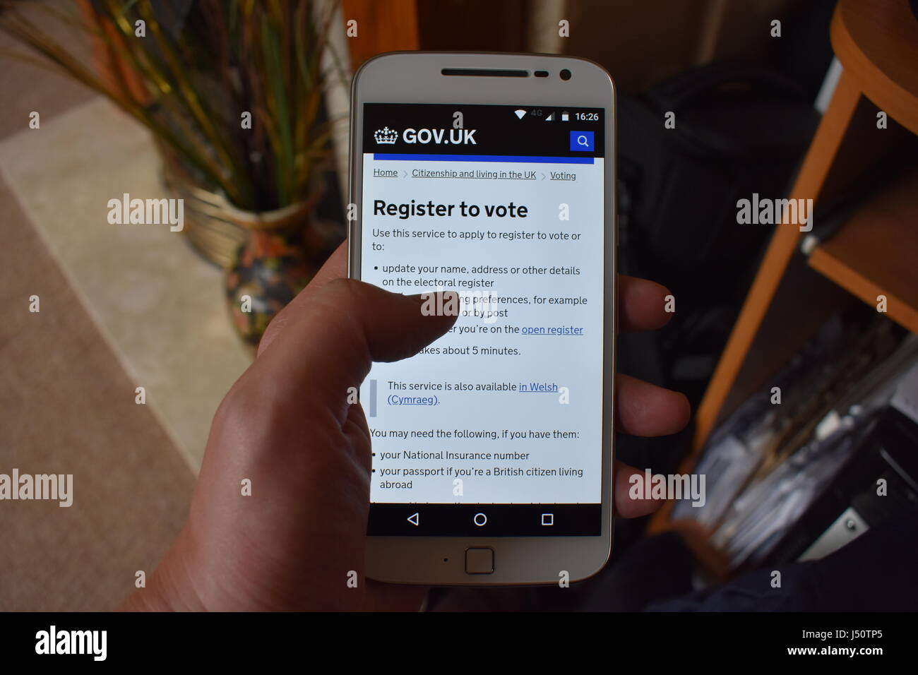 Melden Sie sich auf die Wahlen zu registrieren, stimmen mit einem Android-Smartphone (Moto G4 Plus) Stockfoto