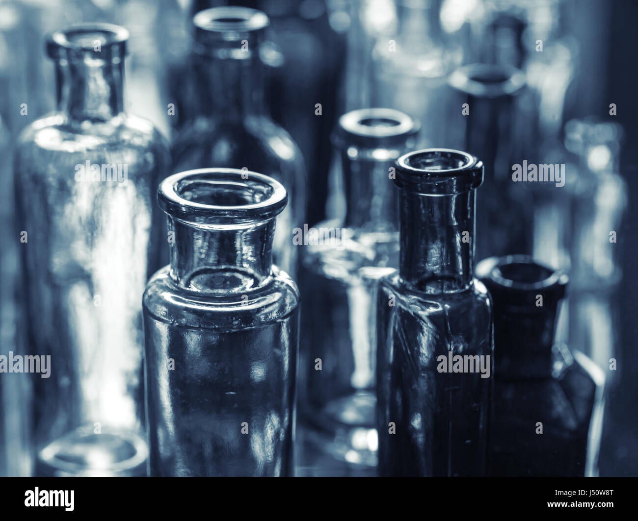 Alte leere Glasflaschen Closeup blau getönten Foto mit selektiven Fokus Stockfoto