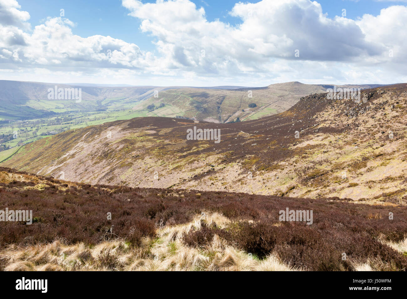 Blick entlang der südlichen Kante der Kinder Scout auf das Tal von Alfreton, Derbyshire, Peak District National Park, England, Großbritannien Stockfoto