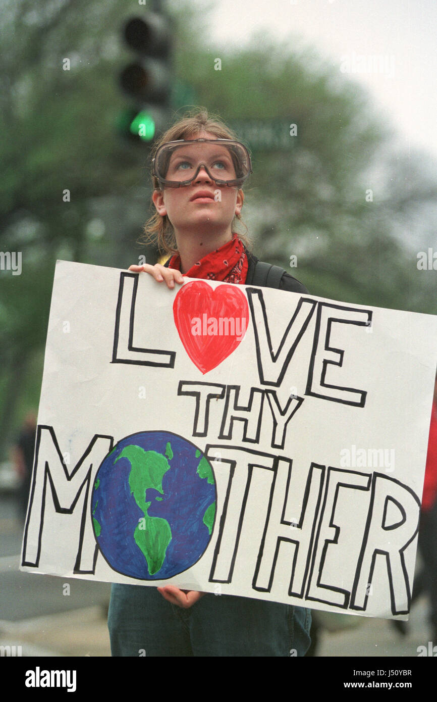 Demonstrant mit Schild mit der Aufschrift, Liebe deine Mutter (Erde). Demonstranten blockieren Straßen und Protest gegen Banken und Globalisierung während der IWF und Weltbank Proteste Sonntag, 16. April 2000 in Washington, D.C. Stockfoto