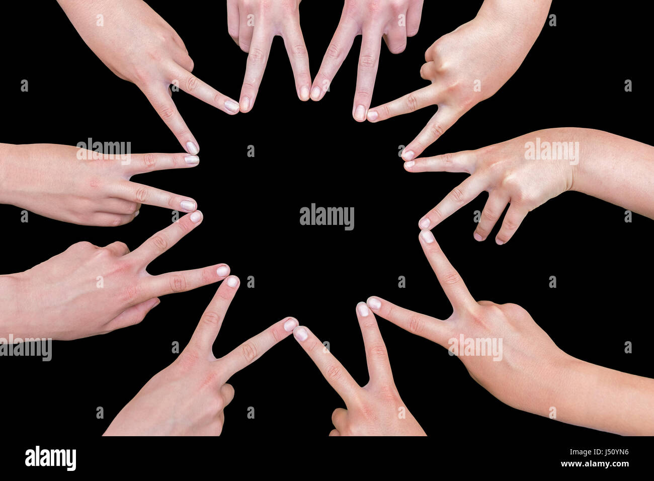 Zehn Arme Kinder mit Händen machen zehn-Punkte-Stern auf schwarzem Hintergrund isoliert Stockfoto