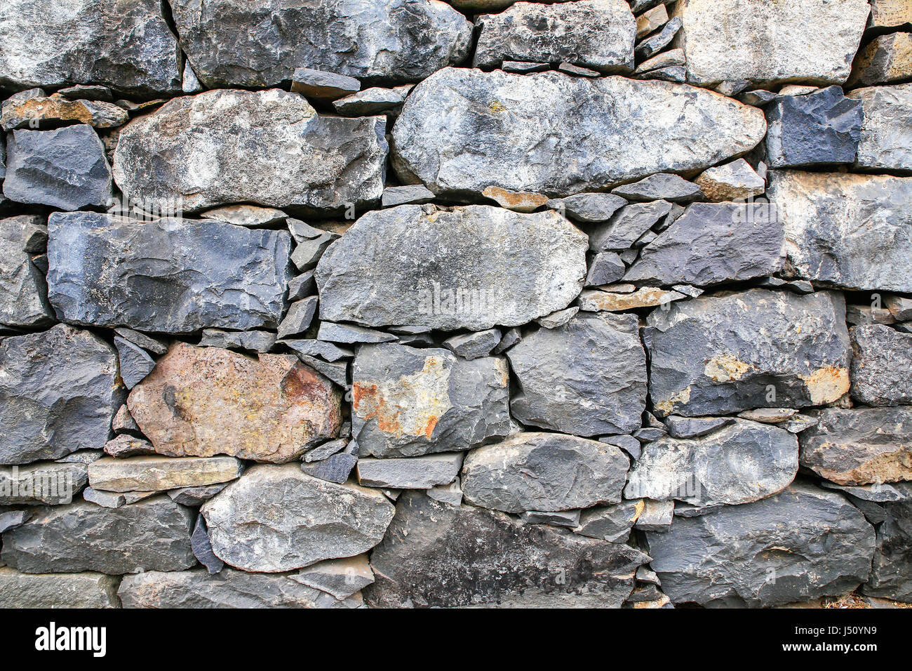 Backgound aus natürlichen Steinen als steinerne Wand Stockfoto