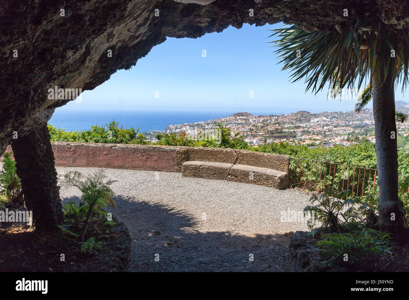 Höhle, Ausblick auf das Meereshorizont und Dorf auf der Insel Madeira Stockfoto