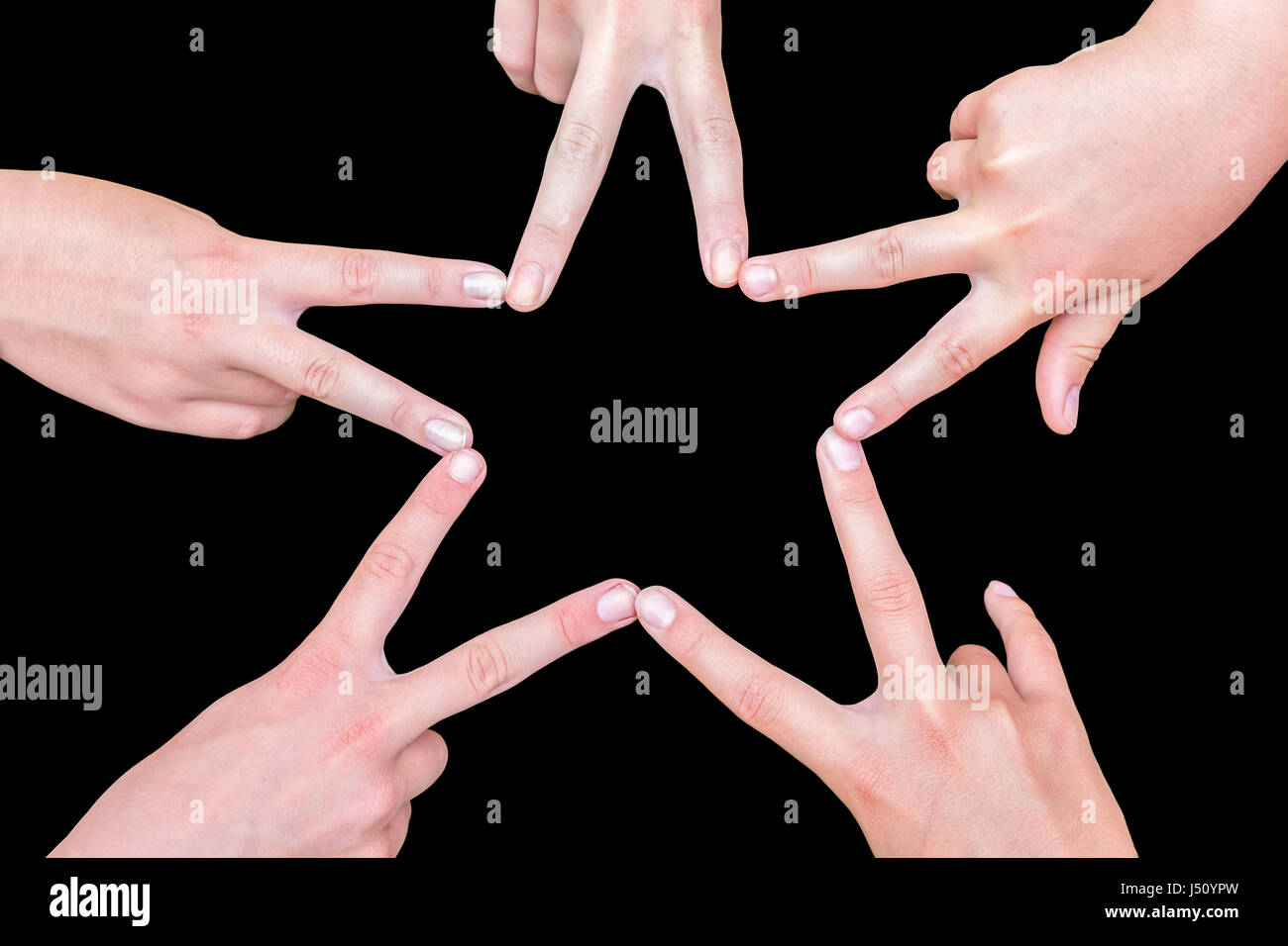 Kinderhände machen fünfzackigen Stern auf schwarzem Hintergrund isoliert Stockfoto