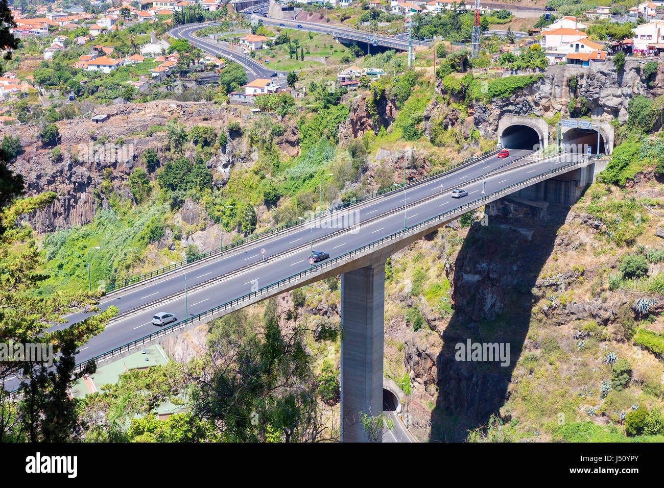 Autos fahren auf der Autobahn und Überführung durch Tunnels auf Madeira Portugal Stockfoto
