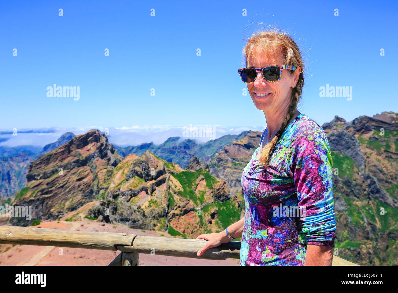Frau als Tourist mit Bergen auf der Insel Madeira in Portugal Stockfoto