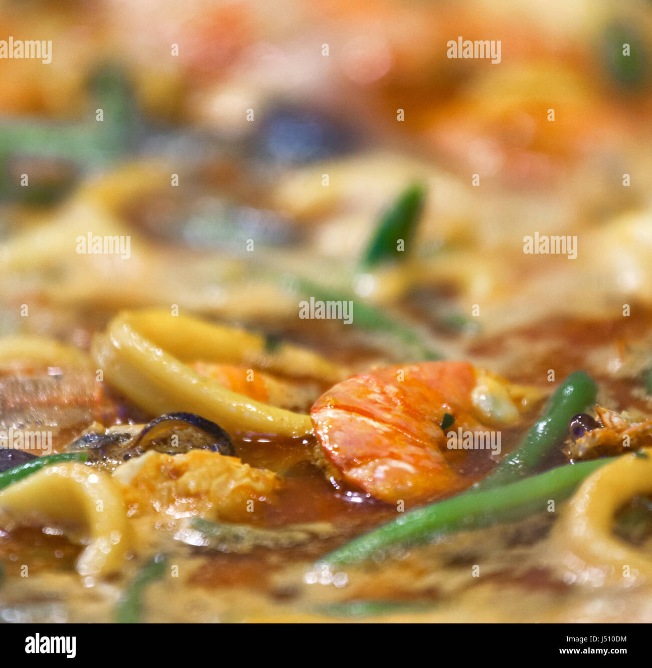 Große Schüssel Paella auf einem Meeresfrüchte-Marktstand Stockfoto
