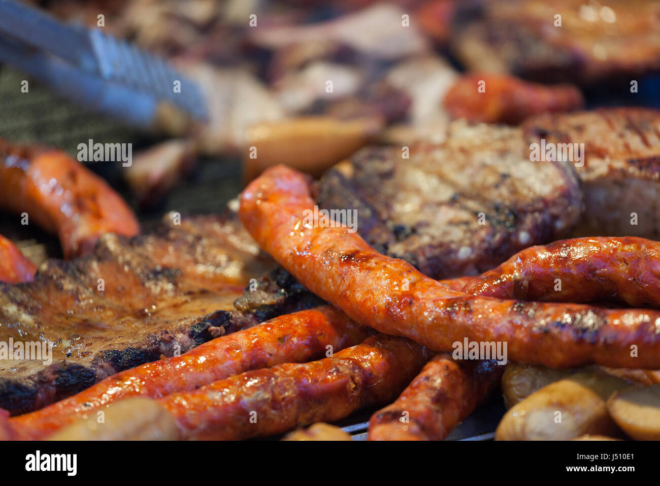 Gegrilltes Fleisch auf einem heißen Grill. Spezialität Fleisch verkauft als Straße Nahrung. Stockfoto