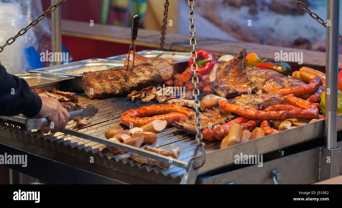 Gegrilltes Fleisch auf einem heißen Grill. Spezialität Fleisch verkauft als Straße Nahrung. Stockfoto