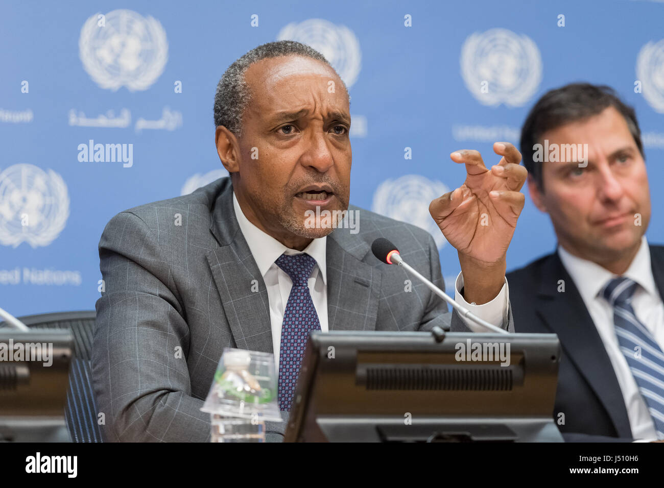 New York, USA. 15. Mai 2017. Macharia Kamau, ständiger Vertreter der Republik Kenia zu den Vereinten Nationen und Co-Chair des STI-Forums ist auf der Pressekonferenz gesehen. In Verbindung mit der Einführung der 2. Multi-Stakeholder-Forum für Wissenschaft einberufen Technologie und Innovation für die SDG nach UN-Hauptquartier am 15. Mai und 16.; Forum Co-Chairs Macharia Kamau und Vaughan Turekian zusammen mit Microsoft Corporation Mary Snapp statt ein Pressegesprächs Hauptziele im Forum zu diskutieren. (Foto: Albin Lohr-Jones/Pacific Press) Bildnachweis: Pazifische Presse/Alamy Live-Nachrichten Stockfoto