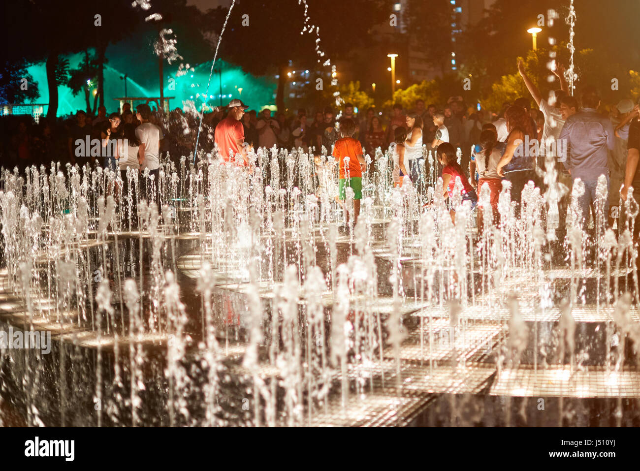 Lima, Peru - 22. April 2017: Leute spielen mit Musik zeigen Brunnen in Agua Magico park Stockfoto