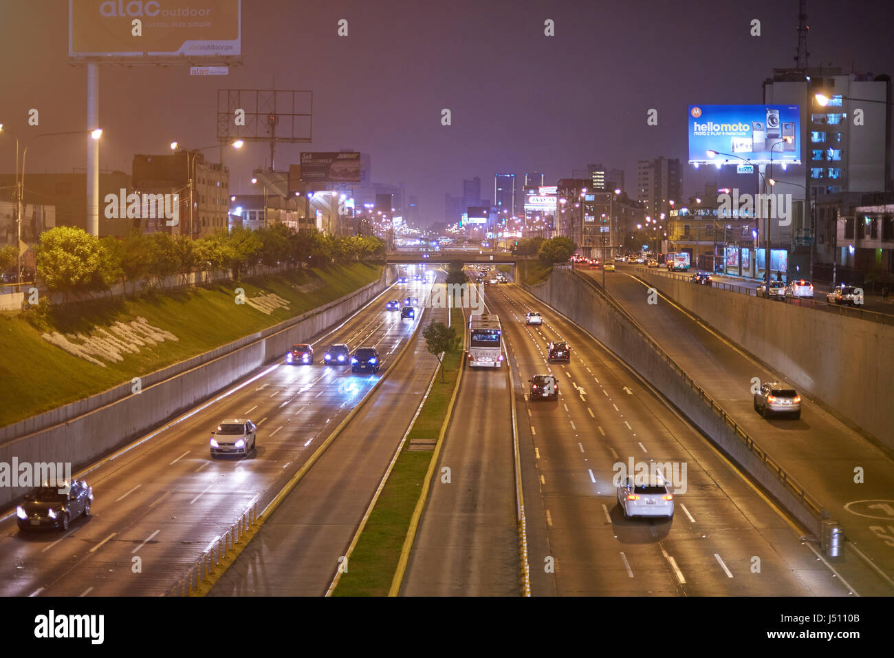 Lima, Peru - 23. April 2017: Pkw-Verkehr in Lima Autobahn express Pass von Republica in der Nacht Stockfoto