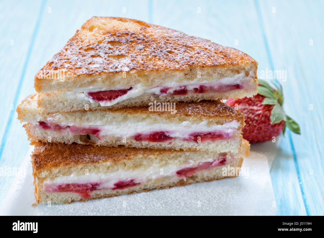 Strawberry Cream Cheese gefüllt French Toast Stockfoto