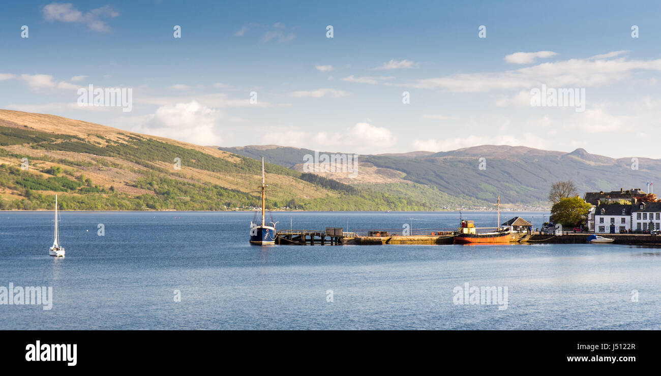 Inveraray, Schottland - 13. Mai 2016: Boote angedockt an Inveraray am Loch Fyne, einer fjordartigen See Loch in der Süd-West Highlands von Schottland. Stockfoto