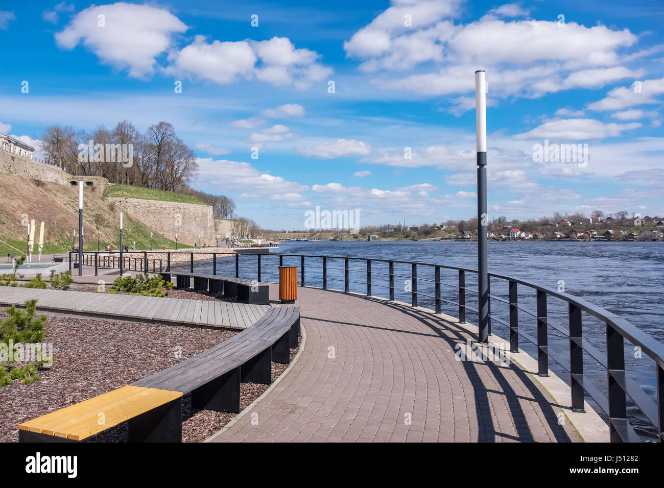Kai entlang in der Stadt Narva. Estland, Europa. Russische Stadt Ivangorod im Abstand Stockfoto