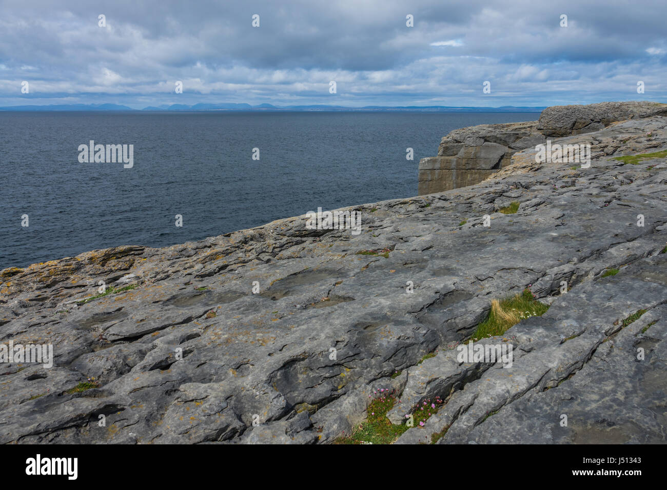 Ein Blick auf die Felsen-Kante in Doolins Bay, The Burren, County Clare, Irland Stockfoto