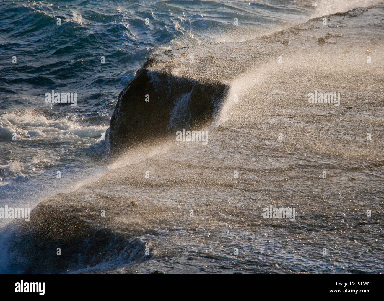 Die Küste auf der Halbinsel Valdes. Wellen schlagen gegen die Felsen. Argentinien. Stockfoto