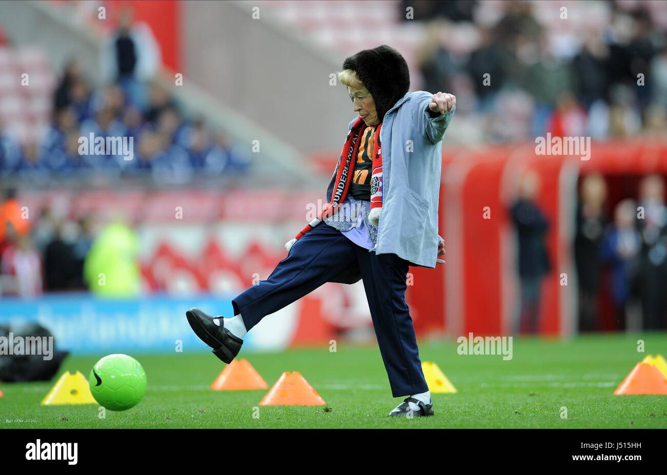 ALTE Dame ON PITCH bei Halbzeit SUNDERLAND FC V ARSENAL FC STADIUM der leichten SUNDERLAND ENGLAND 25. Oktober 2014 Stockfoto