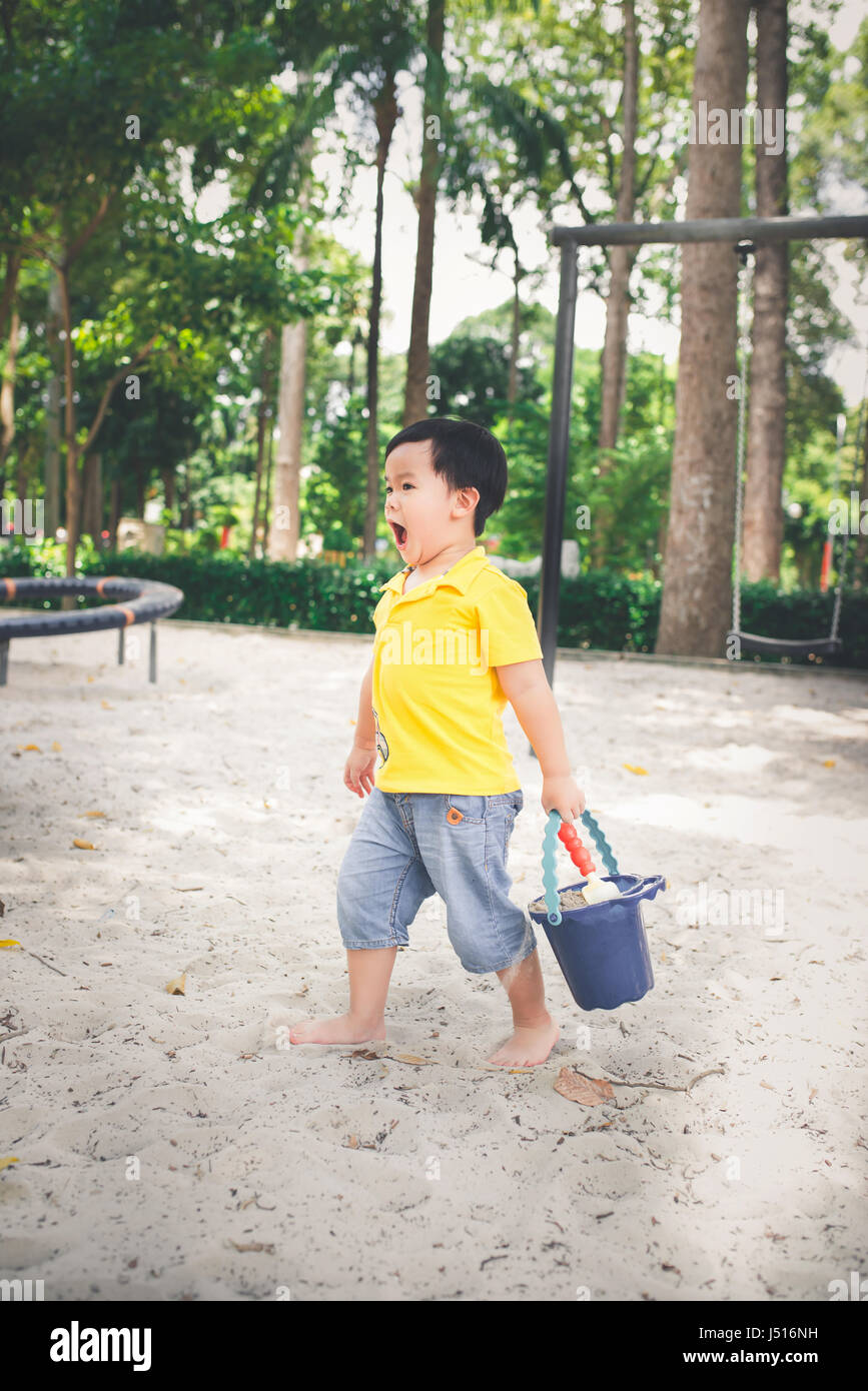 Niedliche kleine asiatische junge in einem Park an einem schönen Tag im freien Stockfoto