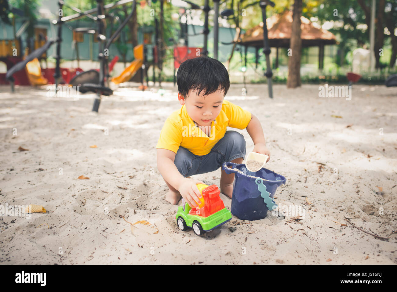 Niedliche kleine asiatische junge in einem Park an einem schönen Tag im freien Stockfoto