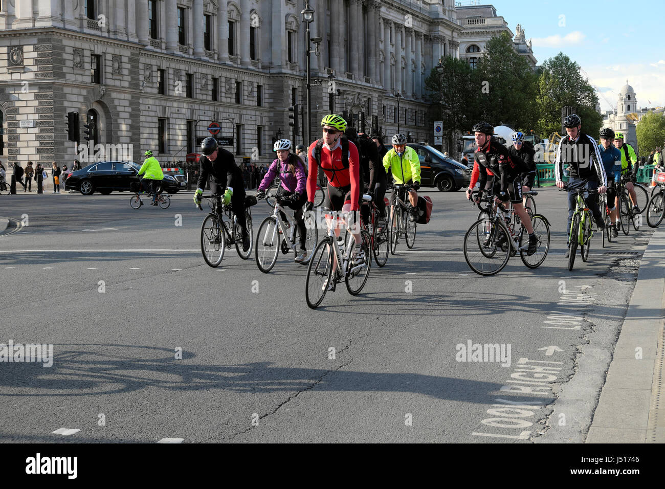 Pendler Radfahrer verlassen arbeiten in der Nähe von Parliament Square außerhalb der Houses of Parliament, Westminster, London England UK KATHY DEWITT Radfahren Stockfoto