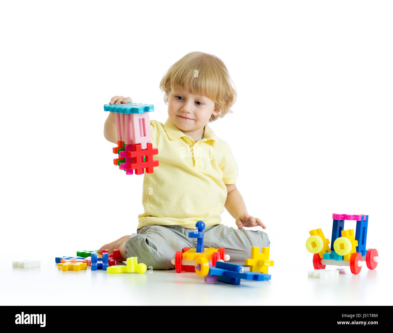kleines Kind mit Baukasten auf weißem Hintergrund Stockfoto