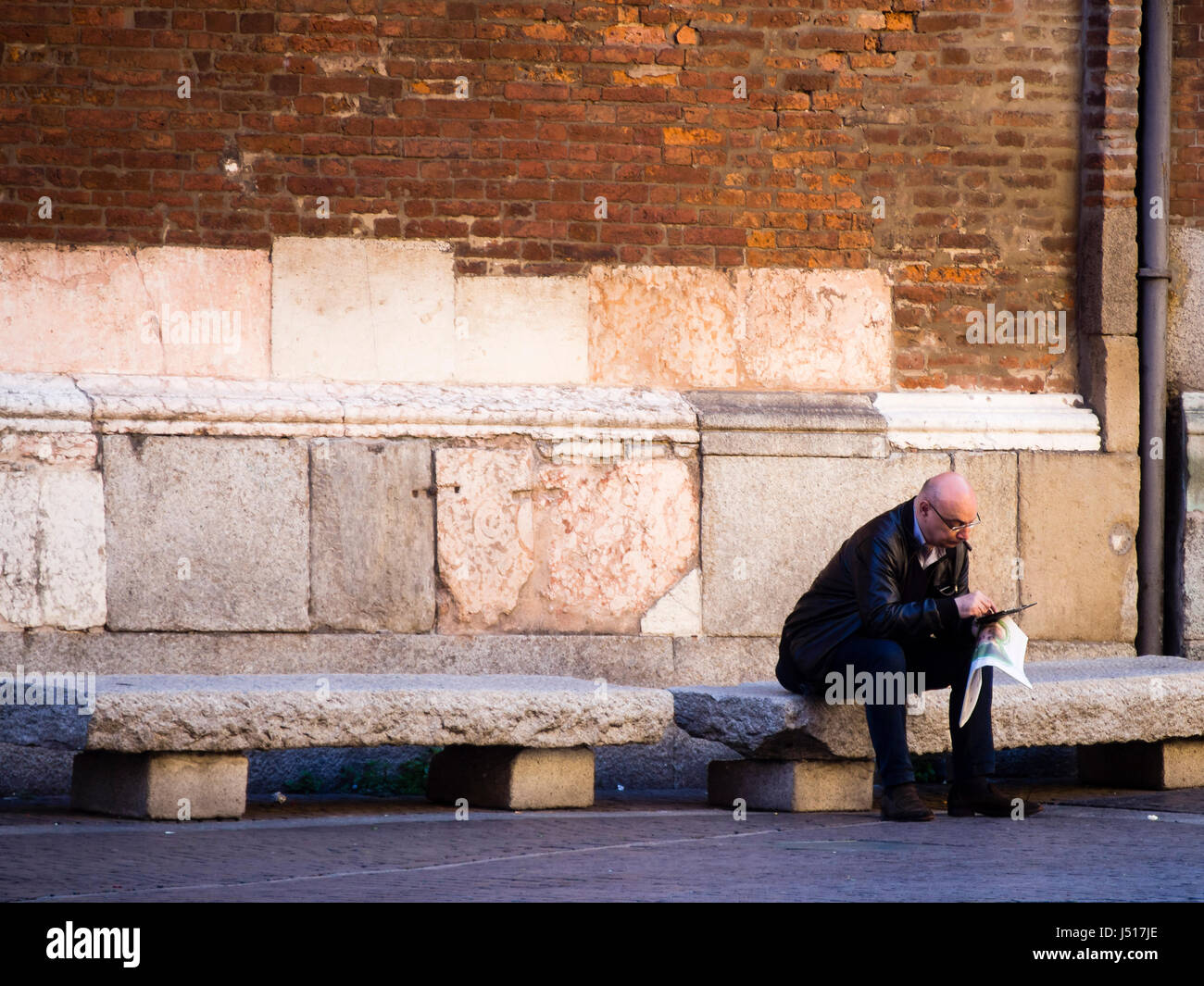 Mann liest die Nachrichten ruhig auf der Straße Stockfoto