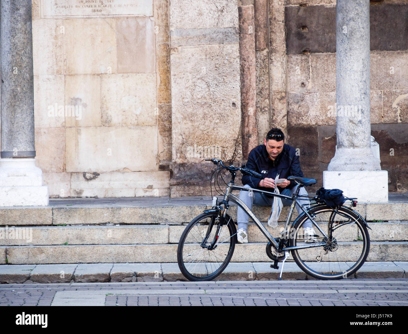Mann liest die Nachrichten ruhig auf der Straße Stockfoto