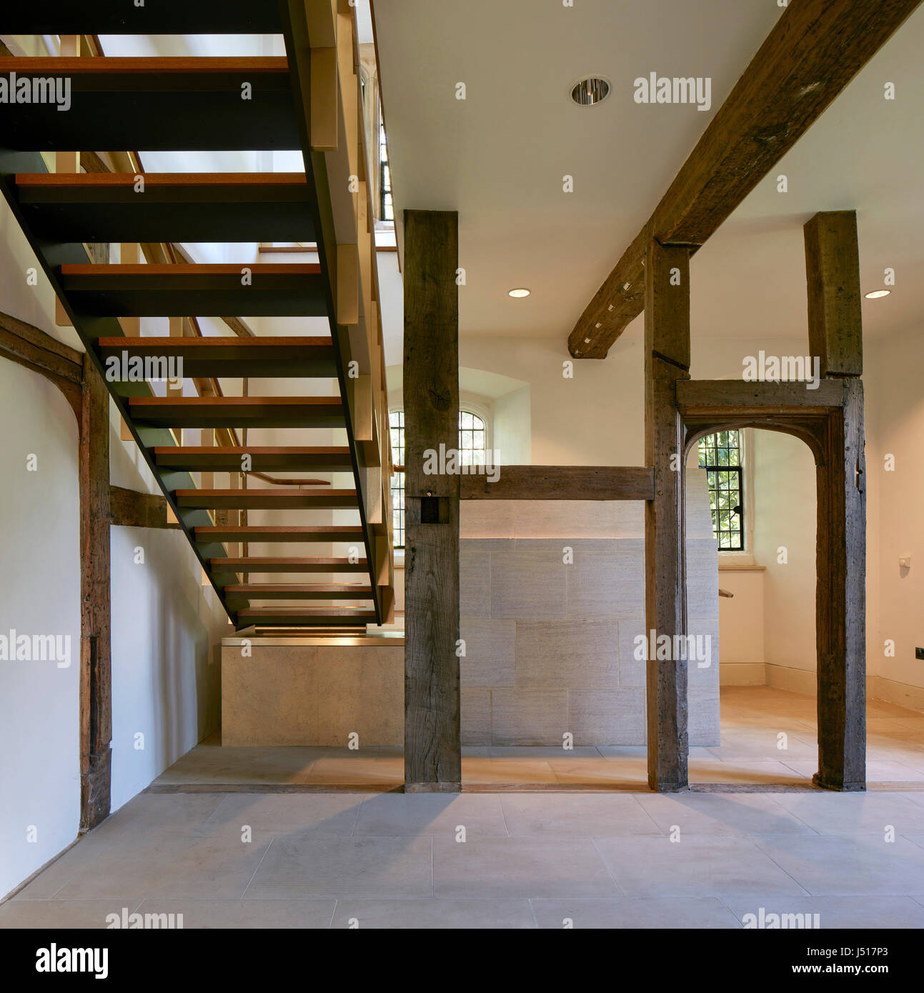 Treppe mit historischen Fachwerkhäuser des Rahmens. St John's College, Oxford, Oxford, Vereinigtes Königreich. Architekt: Wright & Wright Architekten LLP, 2015. Stockfoto