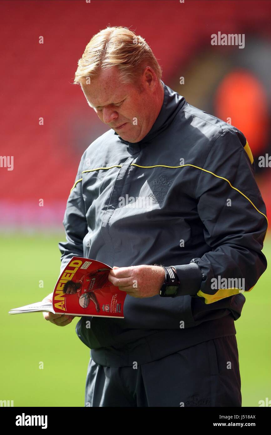 RONALD KOEMAN liest Spieltag P LIVERPOOL V SOUTHAMPTON Anfield Road LIVERPOOL ENGLAND 17. August 2014 Stockfoto RONALD KOEMAN liest Spieltag P LIVERPOOL V SOUTHAMPTON Anfield Road LIVERPOOL ENGLAND 17. August 2014 Stockfoto