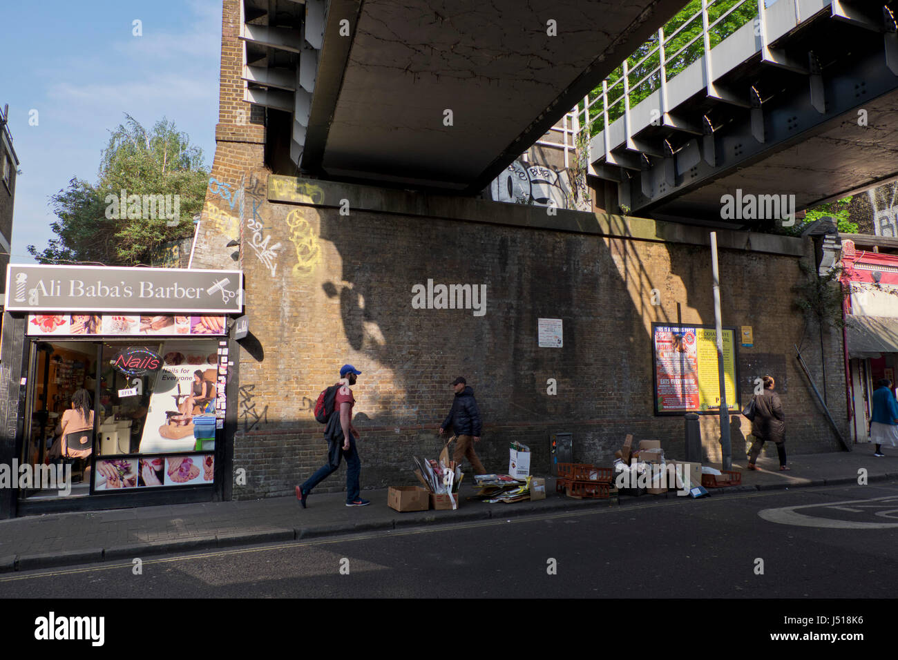 Menschen wandern und Radfahren in der Nähe von Peckham Rye-Station in London, UK Stockfoto