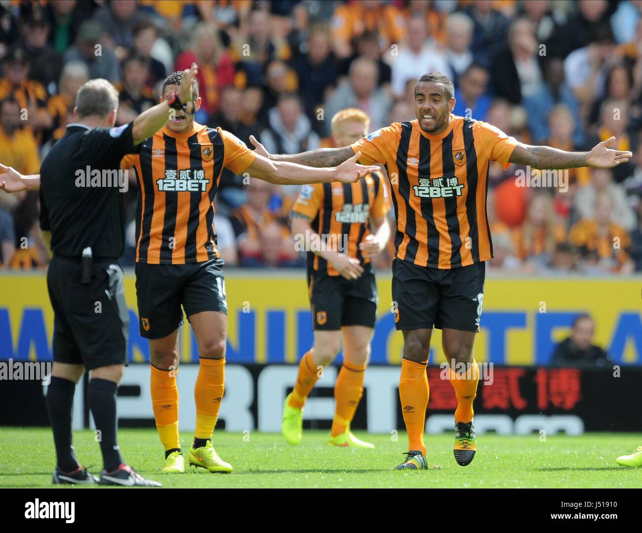 Schiedsrichter J. MOSS & JAKE LIVERMO HULL CITY FC V STOKE CITY FC KC STADIUM HULL ENGLAND 24. August 2014 Stockfoto