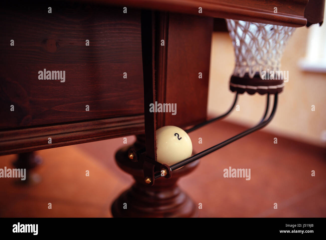 Billardkugel unter dem Billardtisch im Netz Stockfoto