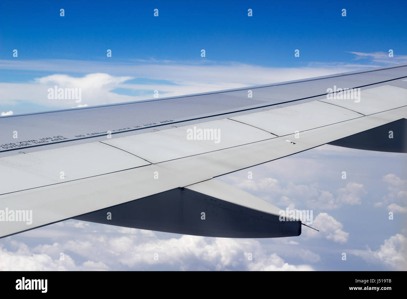 Flugzeugflügel und bewölkter Himmel Stockfoto